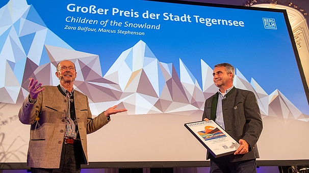 Michael Pause und Tegernsees Bürgermeister Johannes Hagn bei der Preisverlehung 2021 | Bild: Bergfilm-Festival Tegernsee, Thomas Plettenberg