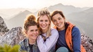 Podcast-Cover von "Bergfreundinnen". Von links: Katharina Kestler, Antonia Schlosser und Catharina Schauer. Bergfreundinnen ist der Podcast für dein Leben mit den Bergen. | Bild: BR/Jens Scheibe
