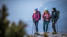 Bergfreundinnen stehen an einer Bergklippe | Bild: BR