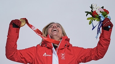 Das Bild zeigt eine Skifahrerin mit Goldmedaille | Bild: picture-alliance/dpa