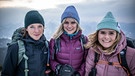 Anna Hadzelek, Antonia Schlosser und Katharina Kestler (von links) sind zu Fuß über die Alpen von Oberstdorf an den Comer See – zu sehen in einer "Bayern Erleben"-Dokumentation und in einer vierteiligen Web-Serie in der ARD Mediathek. | Bild: BR/Jens Scheibe