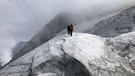Pleisshorngrat: Auf der Route braucht es ein gutes Gespür für die Wegfindung im ständig wechselnden Gelände: Erst im Fels und dann auf dem Gletscher.  | Bild: BR/Kilian Neuwert