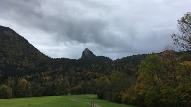 Exponierter Felszahn für Kleine und Große im Herbst | Bild: BR; Andreas Pehl