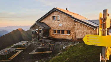 Gipfelhaus am Arnoweg mit Kren und Kracherl  | Bild: BR, Sebastian Nachbar
