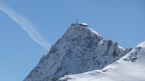 Dreitausender-Gipfelhütte und Himmelswetterwarte  | Bild: BR; Georg Bayerle