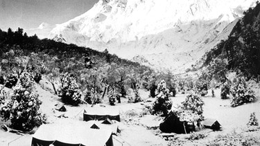Blick auf das Hauptlager der deutsch-österreichischen Himalaya-Expedition  | Bild: picture-alliance/dpa
