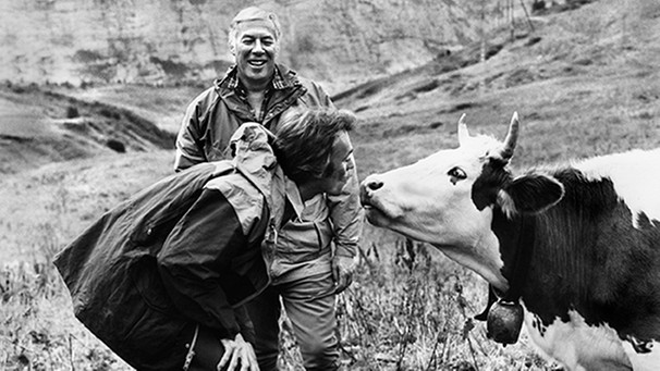 Clint Eastwood küsst eine Kuh vor der Eiger-Nordwand | Bild: Cinetext aus dem Buch „Dreh-Ort“ von Antoinette Schwab (FONA Verlag)