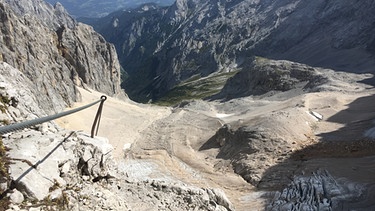 Blick vom Klettersteig aus auf den Höllentalferner | Bild: BR/Stenz