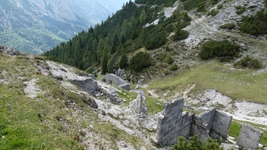 Das Bivacco Alpini Gemona im Friaul – alter Militärstützpunkt unterm Mittagskofel in den Julischen Alpen | Bild: BR; Georg Bayerle