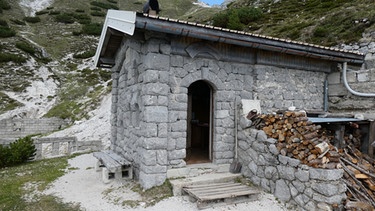 Das Bivacco Alpini Gemona im Friaul – alter Militärstützpunkt unterm Mittagskofel in den Julischen Alpen | Bild: BR; Georg Bayerle