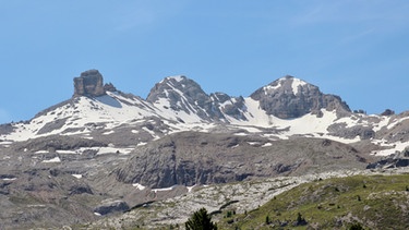 Der linke Berg ist der Monte Castello, an dessen linker Flanke oberhalb vom Geröllfeld das Friedensbiwak liegt. | Bild: Von Thesurvived99 - Eigenes Werk, CC BY-SA 3.0