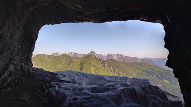 Gauablick-Klettersteig: Blick vom Höhleneingang auf Zimba | Bild: BR/Thomas Reichart