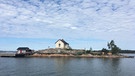 Insel-Radln: Motive wie aus Schweden-Filmen: Mit dem Schiff geht's auch an kleinen Inseln mit kleinen Häusern vorbei. Wer hier wohl wohnt? | Bild: BR/Petra Martin