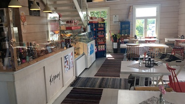 Insel-Radln: In Nagu gibt's das Café Köpmans. | Bild: BR/Petra Martin