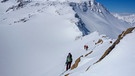 Rechter Fernerkogel: Gleich geht es raus aus den Ski und rein in die Steigeisen.  | Bild: BR/Folkert Lenz