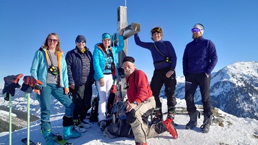 Kleiner Gamsstein: Gipfelfoto der DAV Nürnberg-Gruppe mit Skitourenführer Günther Richtzenhain | Bild: BR/Ulrike Nikola