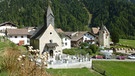 Obervinschgau: Der rätoromanische Weiler Plawenn mit der Kirche Mariä Heimsuchung | Bild: BR/Andrea Zinnecker
