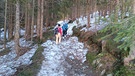 Schneeschuhtour: Steinige Wege durch den Wald, kein Problem für die Schneeschuhe | Bild: BR/Thomas Reichart