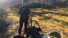 Husky-Tour in Finnland: Päivi arbeitet seit 20 Jahren mit den Hunden. Hier erklärt sie, wie wir mit dem Cart fahren werden. | Bild: BR/Petra Martin
