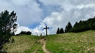  Tour auf den Daniel: Ein Zwischen-Gipfelkreuz: der grüne Ups | Bild: BR/Marlene Thiele