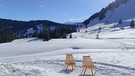Schneeschuhtour: Sonnenplatz an der Burglhütte mit Blick auf das „Allgäuer Dreigestirn“ Trettachspitze, Hochfrottspitze, Mädelegabel | Bild: BR/Thomas Reichart