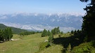 Zirbenweg: Innsbruck und die Alpen-Nordkette liegen uns zu Füßen | Bild: BR/Andrea Zinnecker