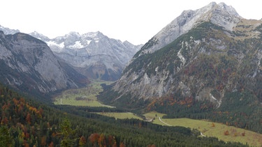 Indian Summer im Karwendel: Blick ins Engtal auf den Großen Ahornboden, rechts das Gamsjoch | Bild: Laura Geigenberger