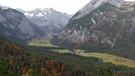 Indian Summer im Karwendel: Blick ins Engtal auf den Großen Ahornboden, rechts das Gamsjoch | Bild: Laura Geigenberger