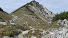 Indian Summer im Karwendel: Gut markiert schlängelt sich der Weg in Richtung Gipfel | Bild: Laura Geigenberger