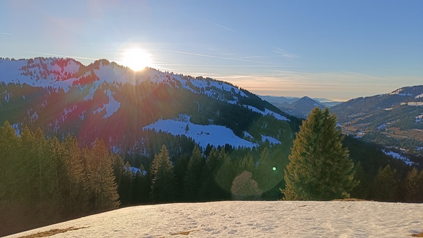 Schneeschuhtour: Sonnenuntergang über dem Burstkopf mit Blick Richtung Bregenzer Wald | Bild: BR/Thomas Reichart