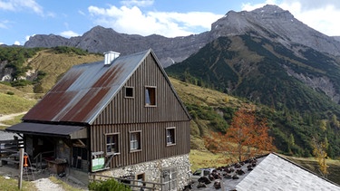 Indian Summer im Karwendel: Die bewirtschaftete Hütte kann sowohl zur Einkehr als auch als Übernachtungsmöglichkeit genutzt werden | Bild: Laura Geigenberger