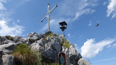 Mooslahnerkopf: Gipfelkreuz mit Glöckerl und Madonnenaltärchen | Bild: BR/Andreas Pehl