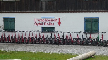 Schneck im Allgäu: Roller am Oytalhaus | Bild: BR/Angela Braun