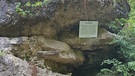 Püttlachtal: Unter dem Adamsfelsen wurden Relikte aus der Jungsteinzeit gefunden | Bild: BR/Sabine Göb