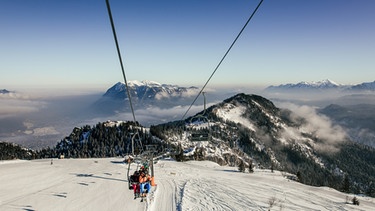 leerer Skilift, dahinter Blick auf traumhafte Berge | Bild: BR-Bild