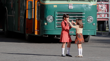Zwei Mädchen spielen auf der Straße in Neapel - Filmaufnahmen zur Fernsehserie "Amica geniale" nach dem Roman von Elena Ferrante | Bild: picture alliance / Kontrolab | Salvatore Laporta/KONTROLAB / IP