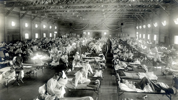 ARCHIV - 01.01.1918, USA, Camp Funston: HANDOUT - Patienten, die an der Spanischen Grippe erkrankt sind, liegen in Betten eines Notfallkrankenhauses im Camp Funston der Militärbasis Fort Riley in Kansas (USA) (Aufnahme von 1918). Die Spanische Grippe entwickelte sich in drei Wellen bis 1920 zur schlimmsten Grippe-Pandemie der Geschichte. In Deutschland starben etwa 300 000 Menschen daran, weltweit 25 bis 40 Millionen. (zu dpa: «2021 versus 1921 - 100 Jahre Deutschland») Foto: -/National Museum of Health and Medicine/dpa - ACHTUNG: Nur zur redaktionellen Verwendung und nur mit vollständiger Nennung des vorstehenden Credits +++ dpa-Bildfunk +++ | Bild: dpa-Bildfunk/-