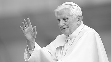 Trauer um den emeritierten Papst Benedikt, der am 31.12.2022 im Alter von 95 Jahren im Vatikan verstarb. | Bild: picture alliance / abaca
