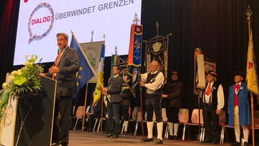 Ministerpräsident Söder spricht auf der Bühne | Bild: BR