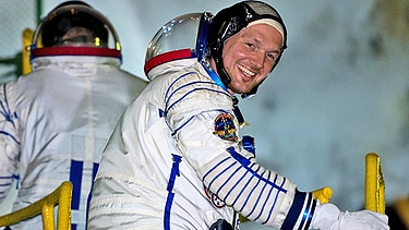 Alexander Gerst kurz vor dem Start auf der Treppe zur Sojus-Raumkapsel | Bild: NASA/Joel Kowsky