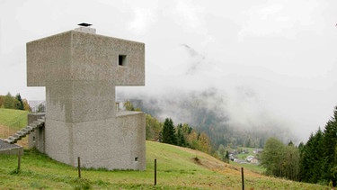 "Schutzhaus“ nennen Marte.Marte Architekten das kleine Ferienhaus im Vorarlberger Laternsertal direkt an einem Skihang.  | Bild: BR