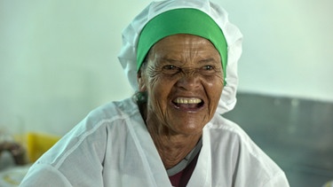 HANDOUT - 16.09.2022, Venezuela, ---: Die von Right Livelihood herausgegebene Aufnahme zeigt Matilde Jimenez, Gründerin der Cooperativa 8 de Marzo. Der Bio-Kaffee dieser Gruppe trägt zu ihren Ehren den Namen Café Matilde. Die Kooperative ist Teil der Central de Cooperativas de Lara (Ceconsesola). Cecosesola ist ein Netzwerk von Gemeinschaftsorganisationen aus einkommensschwachen Regionen, das erschwingliche Waren und Dienstleistungen für mehr als 100.000 Familien in sieben venezolanischen Bundesstaaten. Mit den Auszeichnungen, die offiziell Right Livelihood Awards heißen, werden seit 1980 mutige Vorkämpfer für Menschenrechte, die Umwelt und den Frieden gewürdigt. Foto: Fabricio Ernesto M. González/Right Livelihood Foundation/dpa - ACHTUNG: Nur zur redaktionellen Verwendung im Zusammenhang mit der aktuellen Berichterstattung und nur mit vollständiger Nennung des vorstehenden Credits +++ dpa-Bildfunk +++ | Bild: dpa-Bildfunk/Fabricio Ernesto M. González