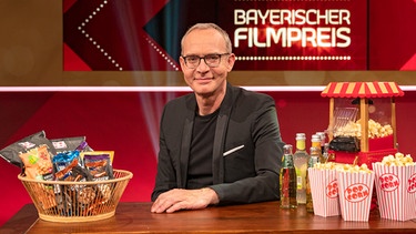 Moderator Christoph Süß im Studio für die Verleihung des Bayerischen Filmpreis 2020. | Bild: BR/Ralf Wilschewski