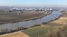 Vom Bogenberg aus liegen einem die Donau und der Gäuboden zu Füßen – in der Ferne sieht man die Stadt Straubing.
| Bild: BR