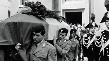 Begräbnis für ermordete Carabinieri im Sommer 1965 | Bild: BR