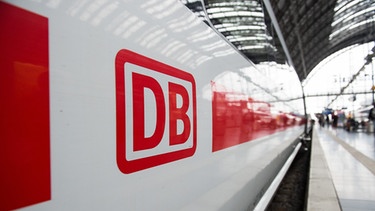 Das Logo der Deutschen Bahn ist auf einem ICE im Hauptbahnhof zu sehen. | Bild: dpa-Bildfunk/Silas Stein