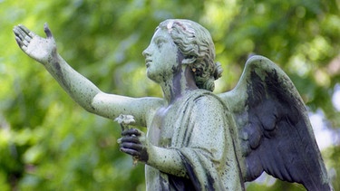 Eine Engelsfigur auf einem Friedhof | Bild: picture-alliance/dpa
