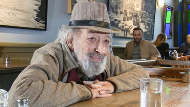 Ara Güler in seinem Stammcafé. | Bild: BR/Fuad Oktay Gökakin