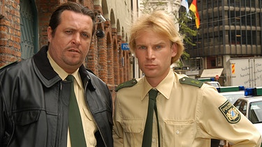 Die Polizisten Xaver Bartl (Andreas Giebel) und Felix Kandler (Florian Karlheim) in der Serie München 7 | Bild: BR/Günther Reisp