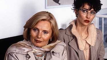 Monaco Franze - Abgestürzt (Folge 10): Christine Kaufmann (rechts) und Ruth Maria Kubitschek in "Monaco Franze" | Bild: BR